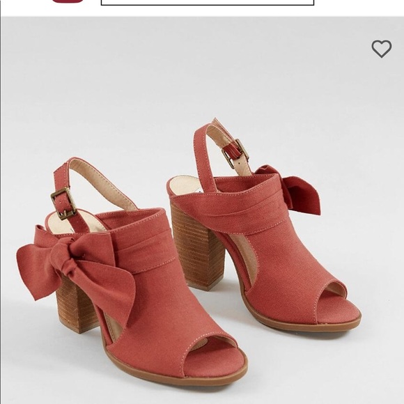 Heels from buckle. - Picture 2 of 7